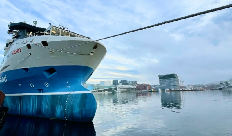 80 公尺長的純電船 「Yara Birkeland」，在今年底會將船員從5位減少為2 位，並且預計在兩年之後，完全取消人員配置。   圖：取自YARA官網