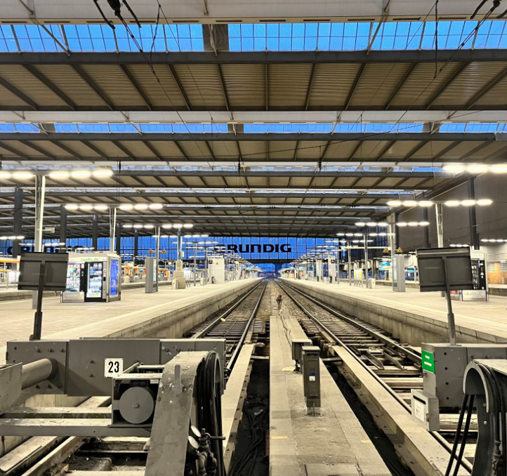 受罷工影響，德國慕尼黑中央車站 28 日幾乎沒有旅客。   圖: 翻攝自推特 @SDemmelhuber