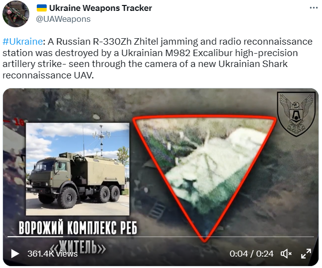 烏克蘭武器追蹤站也於前（26）日在推特貼出影片，影片中俄軍的 R-330Zh Zhitel 電子干擾系統和無線電通訊站，皆被烏軍以 M982 神劍高精度炮擊摧毀。   圖：翻攝自推特