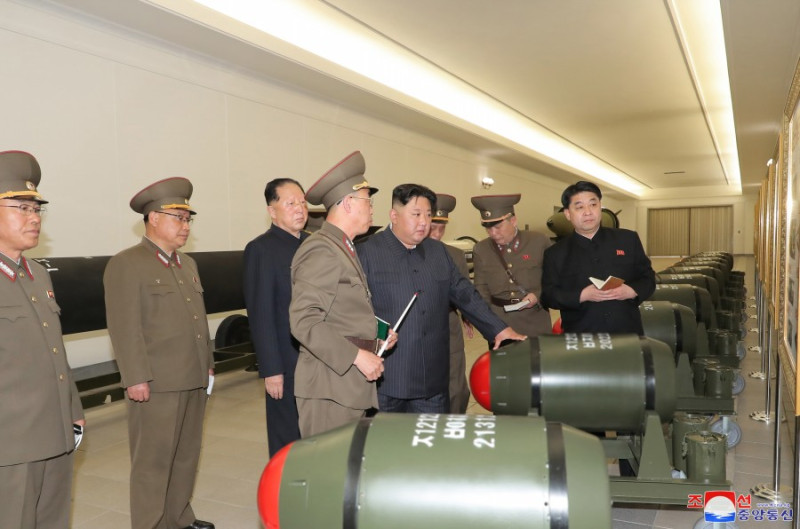 北韓領導人金正恩去年3月視察「核武器兵器化」工作，首度公開「火山-31」戰術核彈頭照片，現場約有10餘枚。   圖：翻攝朝中社(資料照片)