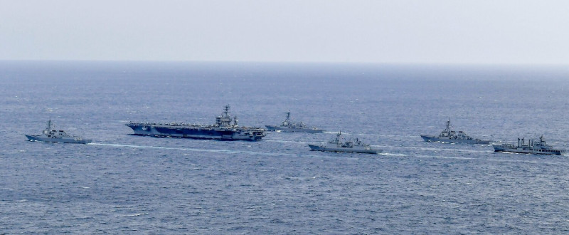 「尼米茲號」航艦打擊群27日參加在韓國濟州道以南公海舉行的韓美聯合演習。   圖：翻攝@ROK_MND推特