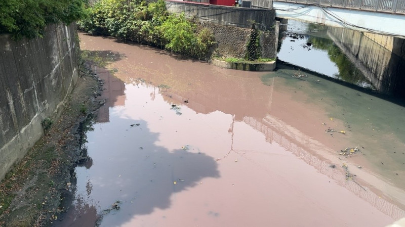 新莊潭底溝下游河水23日呈現粉紅色情形。   圖：新北市環保局提供