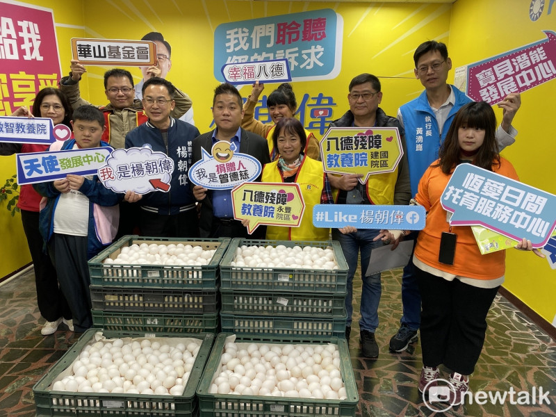 楊朝偉協助善心人士捐出600斤雞蛋給弱勢團體。   圖：林昀真／攝