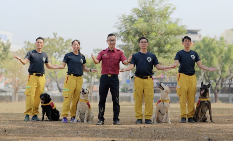 高市消防局出動四隻搜救犬擔任清明節宣導大使。   圖：高雄市消防局/提供