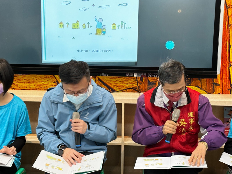 教育局長張明文（左）、111教育發展協進會理事長吳清山（右）與全校師生共讀。   圖：新北市教育局提供