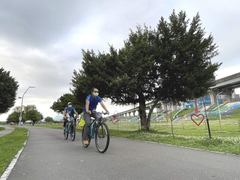 河濱自行車道是騎車踏青的好去處。   圖：新北市高灘處提供