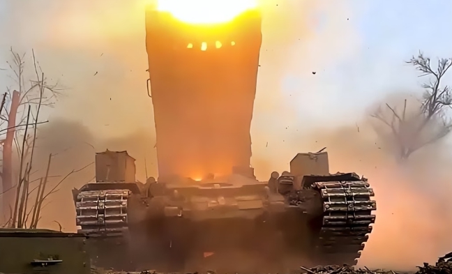 可發射溫壓彈的俄軍特種作戰區中央軍區出動 TOS-1A「太陽」重型多管火箭發射系統（俗稱「噴火坦克」）。   圖 : 翻攝自藍星特快