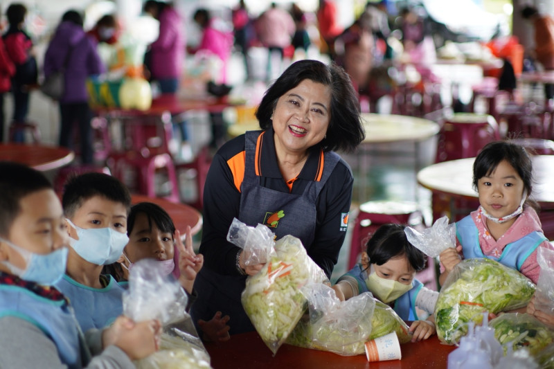 新北果菜公司總經理江惠貞和小朋友一起做泡菜。   圖：新北市果菜公司提供