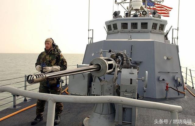 美國海軍「颶風級」近岸巡邏艇「焚風號(USS Chinook，PC-9)」配備的2門Mk-38 Mod2「巨蝮式」機砲之一。   圖：翻攝陸網/頭條號燃燒島鏈(資料照片)
