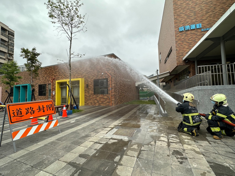 消防局第二救災救護大隊進行天然氣管線洩漏情境預演。   圖：林口區公所提供