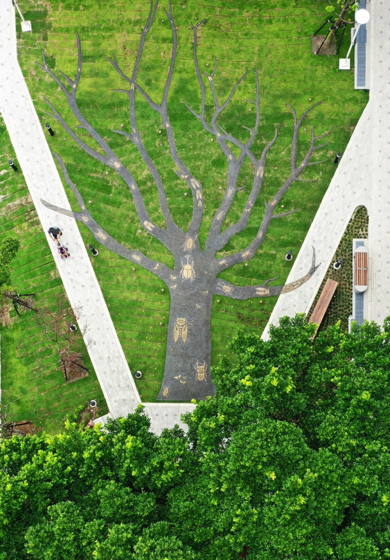 公共藝術作品《樹林樹影》，獲頒文化部第八屆公共藝術獎之「藝術創作獎」。   圖：新北市文化局提供