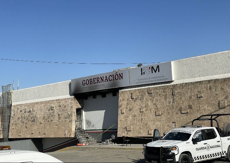 美國、墨西哥邊境的墨城市華雷斯城（Ciudad Juárez）移民拘留中心 28 日發生大火，至少造成 40 人死亡。   圖：翻攝自推特