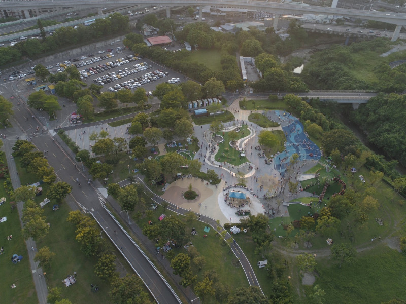 新店陽光運動公園有超大兒童遊戲區，停車場緊鄰一旁，也可搭乘安坑輕軌抵達。   圖：新北市高灘處提供