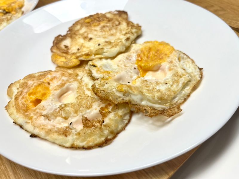 澳洲進口蛋所煎成的荷包蛋，同樣的烹飪方式之下，與國產蛋做對比。   圖／記者鍾怡婷攝