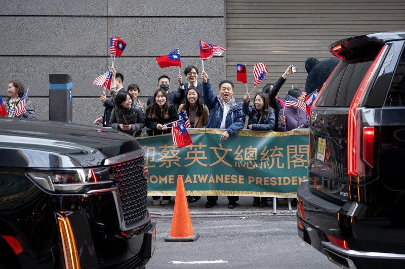 總統蔡英文抵達紐約皇宮飯店後、台僑揮國旗歡迎。   圖：蔡英文臉書
