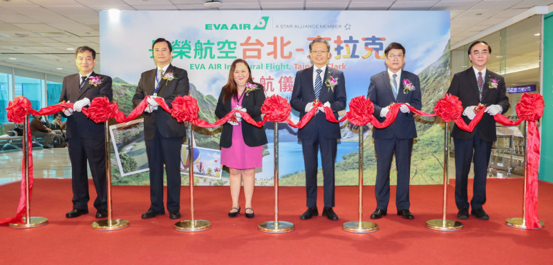 長榮航空於今(30)日開闢台北-克拉克新航線，並進行首航剪綵儀式。   圖：長榮航空／提供