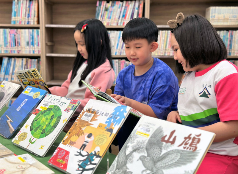 響應國際兒童圖書日，同時迎接兒童節到來，汐止分館特別推出一系列適合親子一起參加的閱讀活動。   圖：新北市立圖書館提供