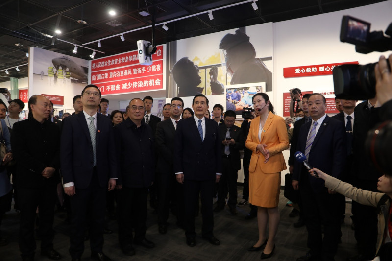 前總統馬英九參訪武漢市檔案館期間，稱讚武漢對防疫的貢獻，再度引發爭議。   圖：馬英九基金會/提供