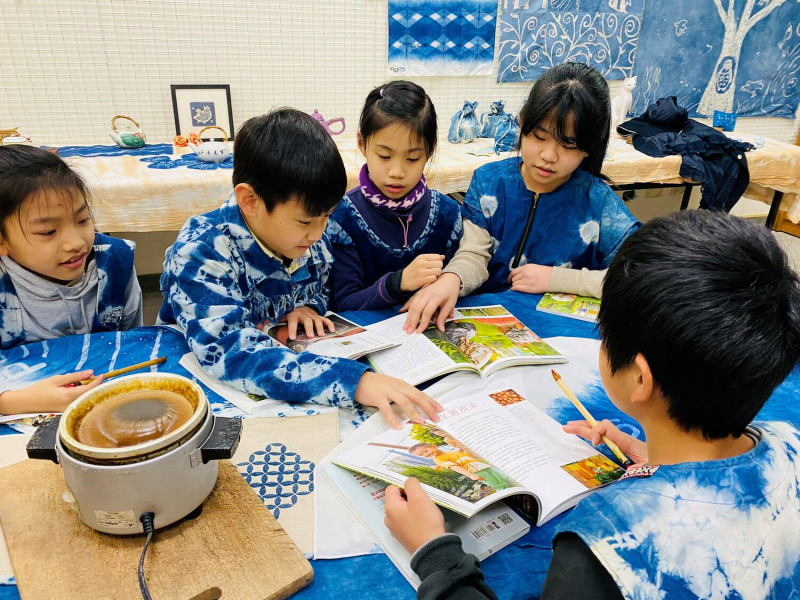中園國小以「中園舞藍弄綠 活化愛閱DNA」為主軸，帶孩子深化閱讀。   圖：新北市教育局提供
