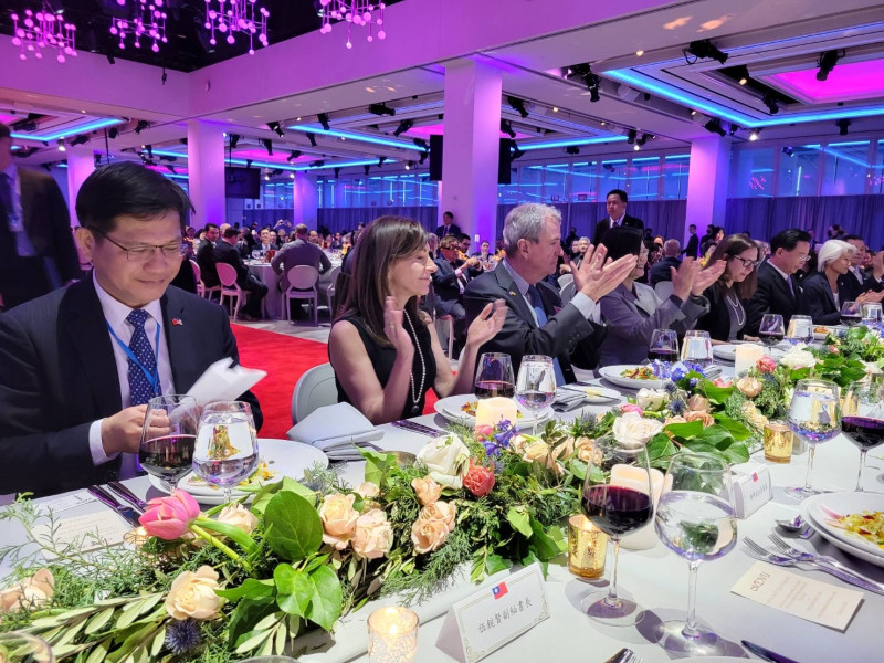 總統蔡英文與美國的僑胞一同共進晚餐，僑胞們熱情迎接。   圖：取自陳歐珀臉書