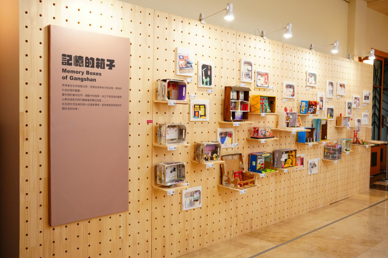 「記憶的箱子」展區展出在地民眾參與創作的作品。   圖：中山大學/提供