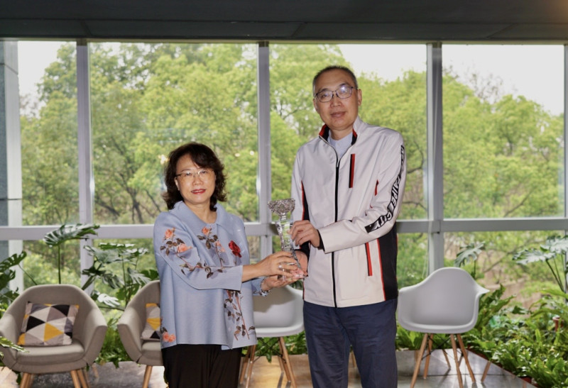 亞太地區優良智慧綠建築聯盟台灣分會理事長溫琇玲（左）與新北市副市長謝政達合影留念。   圖：新北市秘書處提供