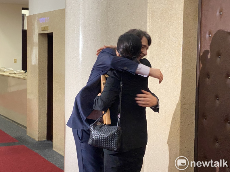 民眾黨立委吳欣盈（右）與比利時丈夫雷諾（左）擁抱。   圖：周煊惠 / 攝