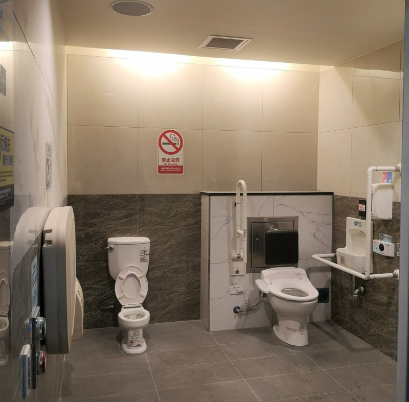 捷運海山站單一廁間兼具無障礙及親子廁間設備。   圖：新北市捷運局提供