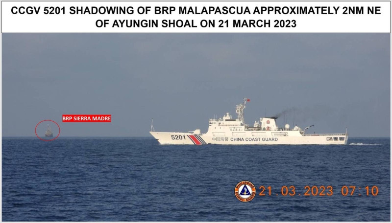 菲律賓海岸警衛隊(PCG)指中國5201海警船21日在坐灘仁愛礁有陸戰隊駐守的馬德雷山號登陸艦2海浬左右位置打轉。   圖：翻攝@coastguardph推特