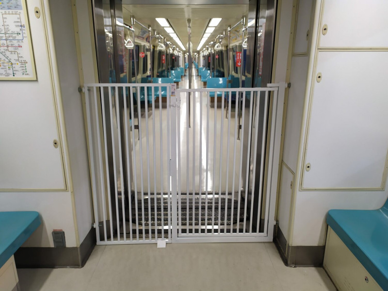 車廂間均安裝寵物柵欄，並配有獸醫及寵物行為訓練師隨行。   圖：台北捷運／提供