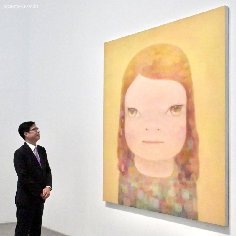 陳其邁與奈良美智的巨幅作品。   圖：高雄市政府/提供