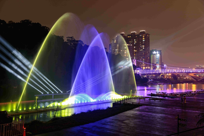 水舞躍動、絢彩雷射燈光與碧潭吊橋互相輝映，打造多重感官享受。   圖：新北市觀旅局提供