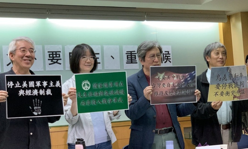 由郭力昕（左起）、盧倩儀、傅大為、馮建三等學者發起的「2023反戰聲明工作小組」於記者會提出4大訴求，呼籲台灣應與大國維持等距友好關係。   圖：台灣反戰聲明工作小組提供