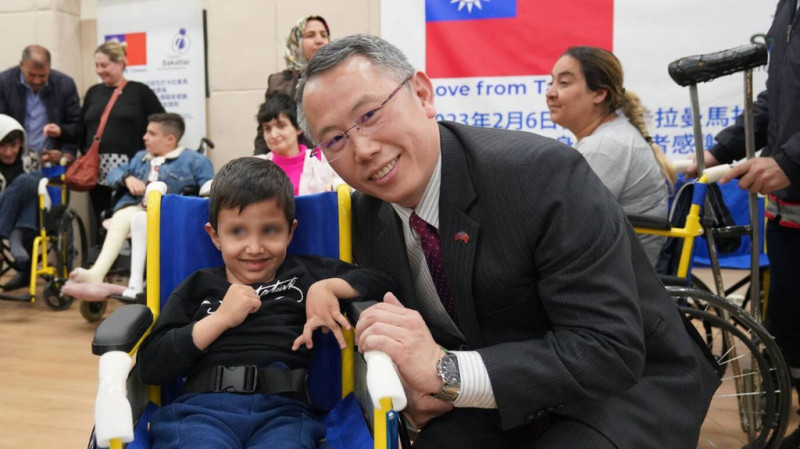 駐土耳其代表黃志揚（前排右）30日代表台灣2個基金會捐贈158台成人用輪椅、20台孩童用輪椅及100個助行器，提供因地震不幸造成肢障及災區的身障人士使用。   （駐土耳其代表處提供）