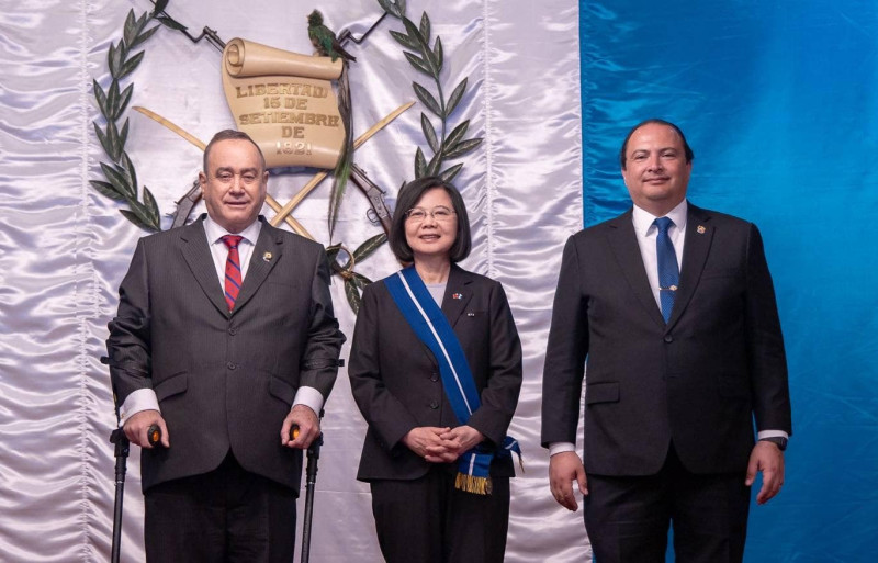 總統蔡英文31日訪問瓜地馬拉，並與賈麥岱總統互動（右二）。   圖：蔡英文臉書