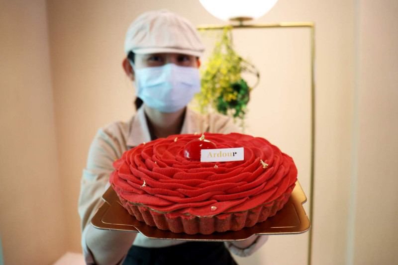 嘉義縣棒棒積木飯店的奧朵爾烘焙坊推出「玫瑰之心」蛋糕，很有母親節的氣氛。   圖：嘉義縣棒棒積木飯店/提供