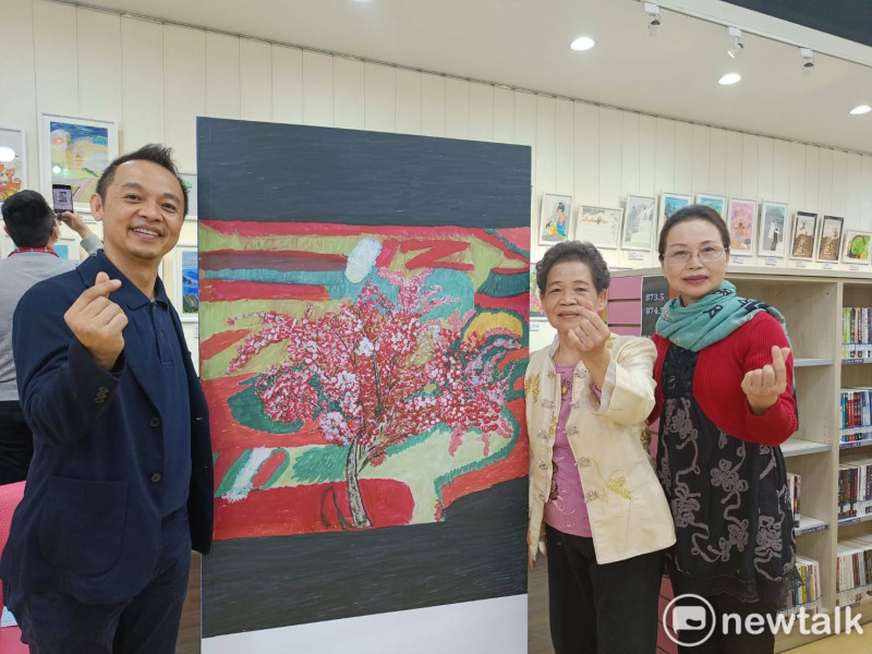 81歲劉秀琴首次個展，開心的與女子們比出愛心手勢。   唐復年/攝