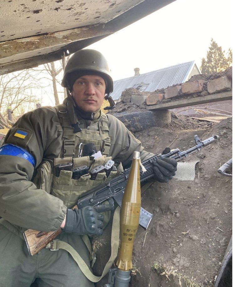 自戰爭爆發起即從軍的烏克蘭踢拳運動員梅里諾夫（Vitaliy Merino），於上月不幸戰死。   圖：翻攝自「Visegrad 24」推特