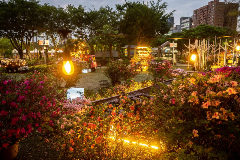 今年「萬金杜鵑-移動花聚落」與「台北杜鵑花季」合作，將原在新北萬里瑪鋉溪畔展出的杜鵑花車及花船作品，移動到台北市中心展出。   圖：新北市農業局提供