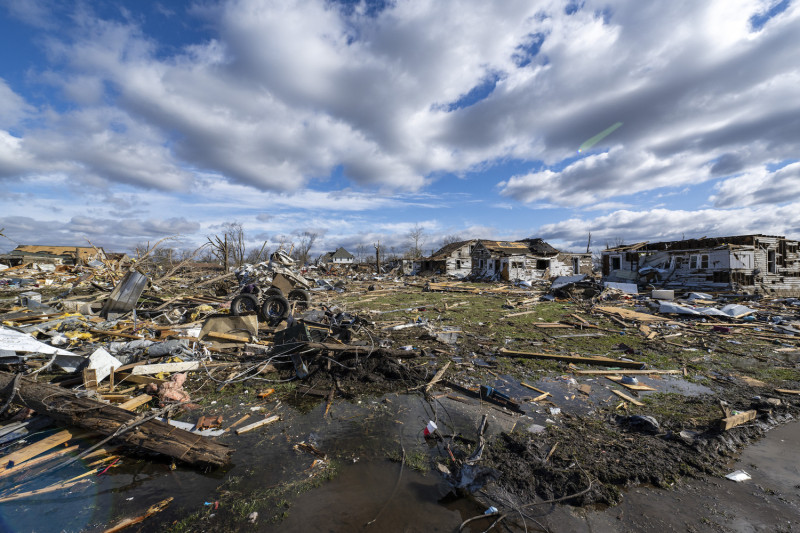 31日深夜印第安納州沙利文發生龍捲風造成的破壞。風暴過後，該地區報告多人死亡。   圖：美聯社