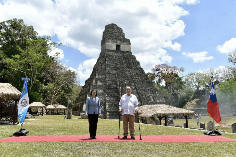 蔡英文今天和瓜地馬拉總統賈麥岱。   圖：翻攝賈麥岱臉書