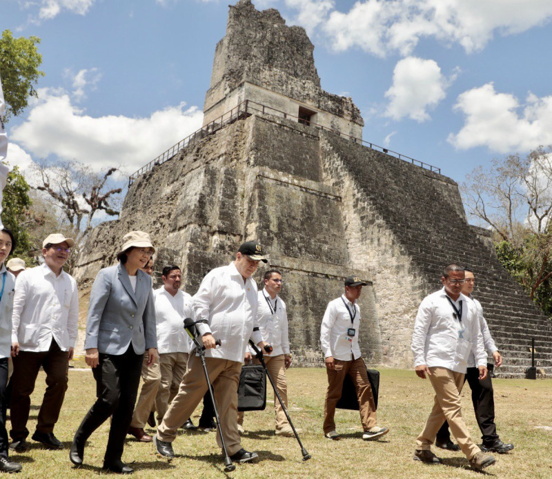 蔡英文今天和瓜地馬拉總統賈麥岱參訪馬雅文明遺跡。   圖：翻攝賈麥岱臉書
