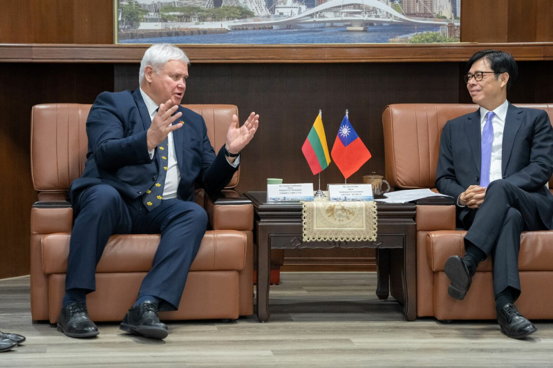 陳其邁(右)與立陶宛克萊佩達市長古勞斯卡交流城市治理經驗。   圖：高雄市政府/提供