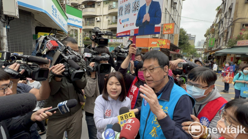 國民黨立委費鴻泰與台北市議員徐巧芯今日在市場拜票強碰，兩人握手時費鴻泰喊說「好痛喔」。   圖：周煊惠 / 攝