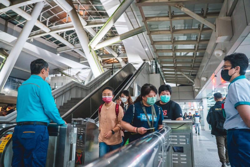 捷運系統發揮最大疏運歌迷的作用。   圖：高雄市政府/提供