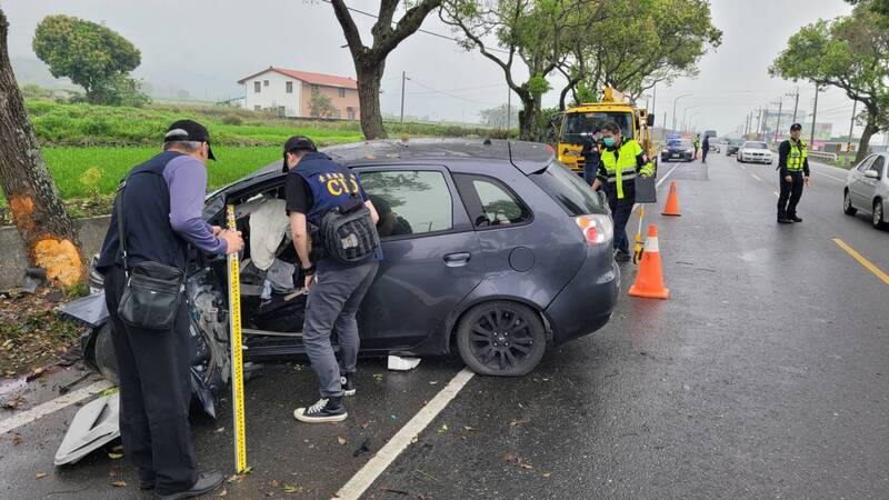 台東關山鎮台9線319公里處4日上午一輛自小客車南往北行駛，不明原因自撞路樹，男姓駕駛當場失去生命跡象，送醫搶救仍不治。   圖：台東縣警察局提供