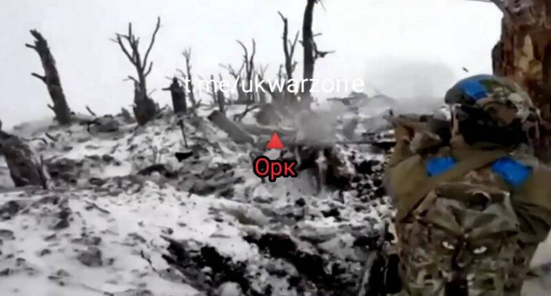 烏克蘭士兵在風雪中掃蕩俄軍的壕溝與陣地。   圖：翻攝推特