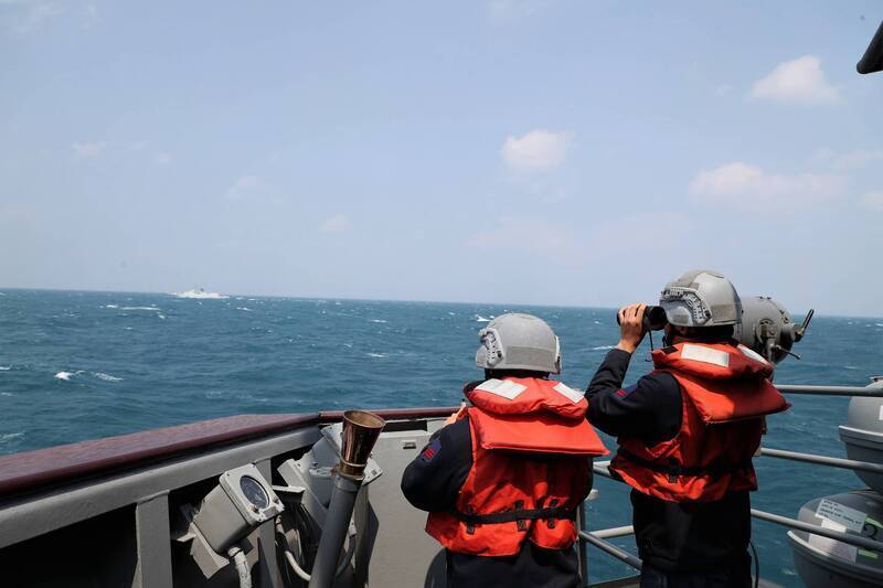 國防部公布海軍成功級飛彈巡防艦「張騫艦」監控共艦「馬鞍山艦」的畫面。   圖：國防部提供