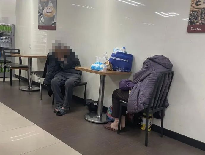 ▲台中市豐原一對7旬老夫妻，近期被人發現帶著祖先牌位與兩大袋家當「住」在超商裡，年老又無家可歸的處境，讓不少民眾感到鼻酸。今（5）日豐原分局合作派出獲知後介入處理，目前已由社會局協助安置。（圖／翻攝畫面）   