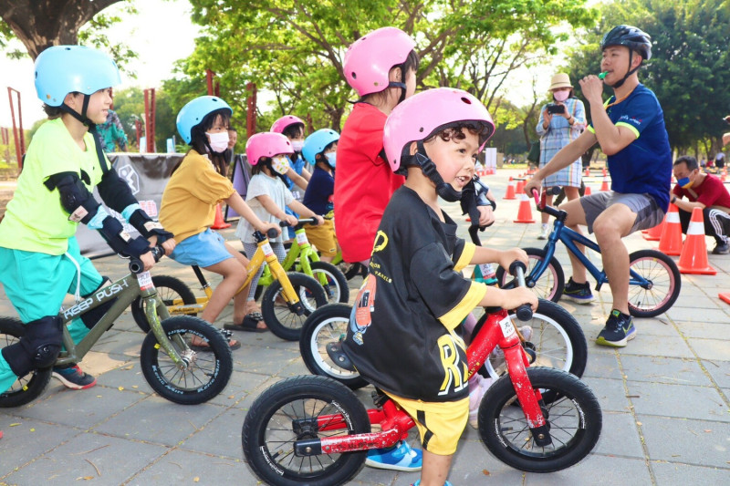 小朋友滑步車免費體驗活動。   圖：高雄市教育局/提供